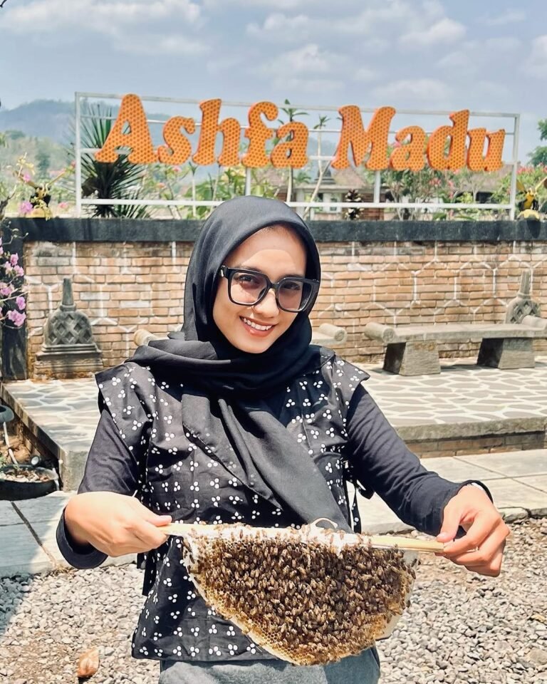 aku suka madu tapi jangan coba coba dimadu. nanti ku sengat kamu 😌🐝.jpg
