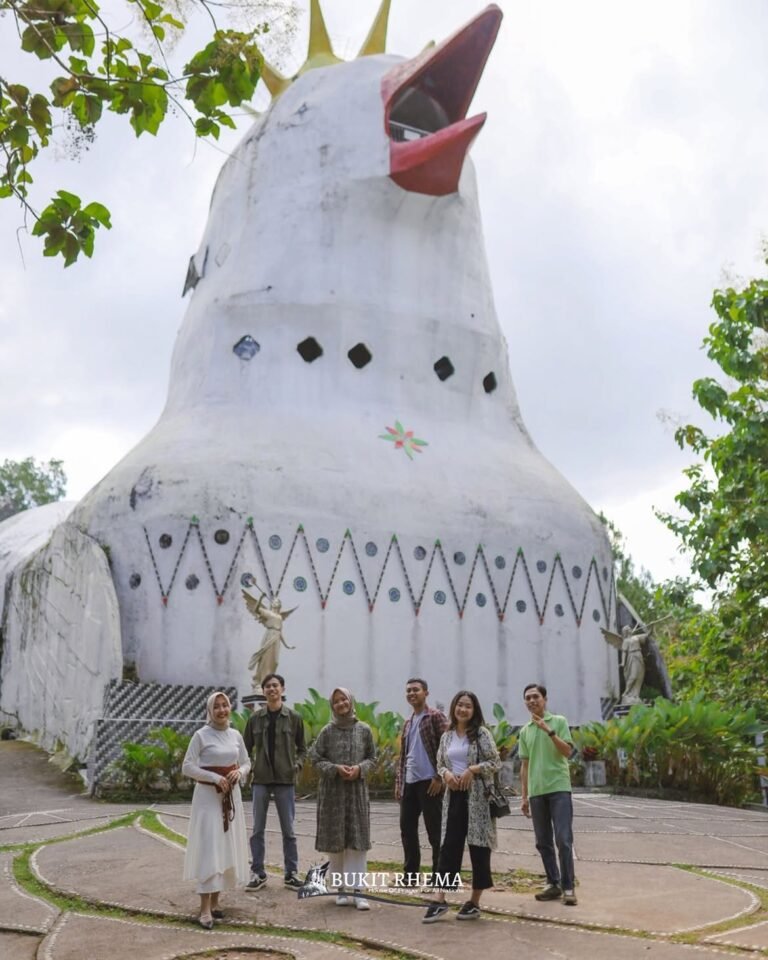 di depan gedung bukit rhemamenelusuri kisah tentang bukit rhema dengan satu langkah lebih de 1.jpg