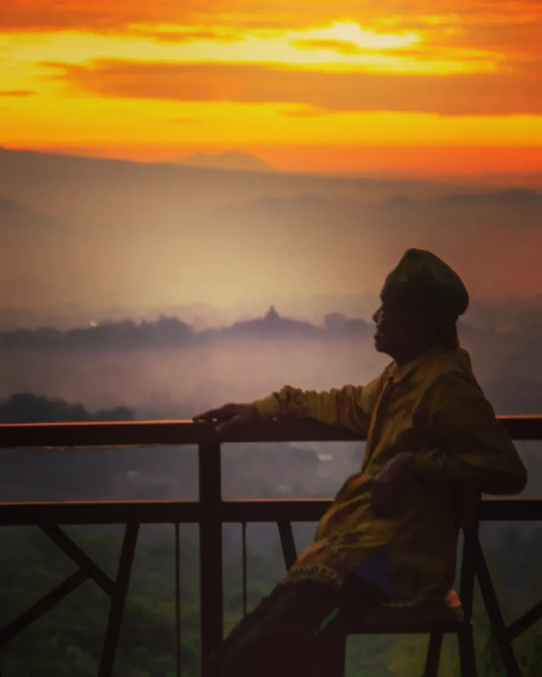 mbah sandung kami memanggilnya di usia yg sdh tidak muda lagi beliau setiap pagi tetap naik tur.webp