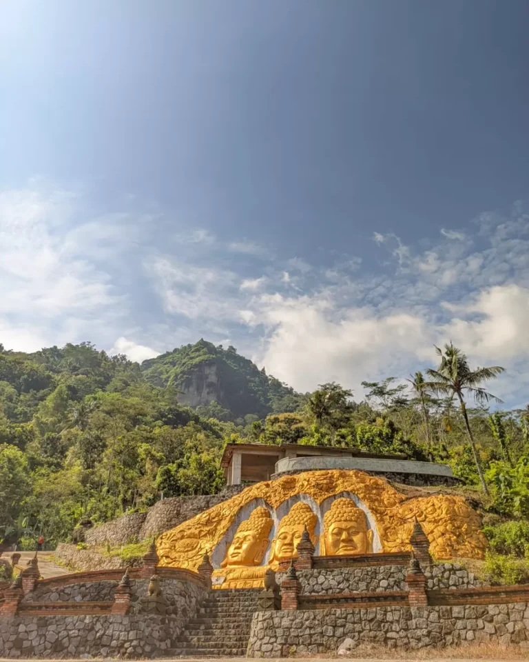tiga kepala buddha spot paling favorit untuk berswafoto di @watuputihview. sudahkah kalian ber.webp