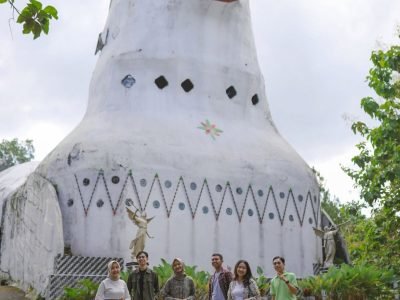 [[di depan gedung bukit rhema]]menelusuri kisah tentang bukit rhema dengan satu langkah lebih de